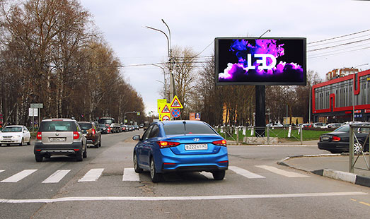 Digital билборд в Кировске, на улице Набережная на пересечении с Новой улицей; в СПб; cторона А