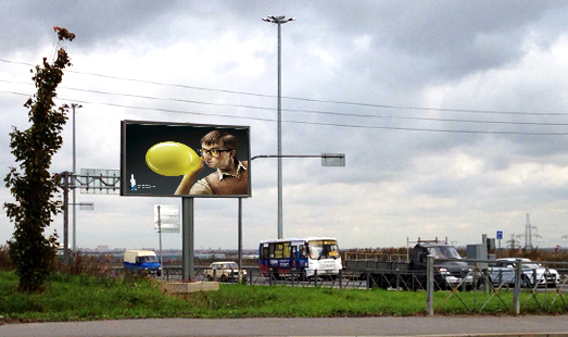 реклама на щите на Витебском пр-кте, поворот на Петербургское ш. (со стороны Пулковского шоссе)