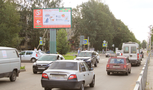 Билборд на пересечении ул. Александровская и ул. Ленинградская, напротив ТЦ Пирамида, светофор, сторона Б