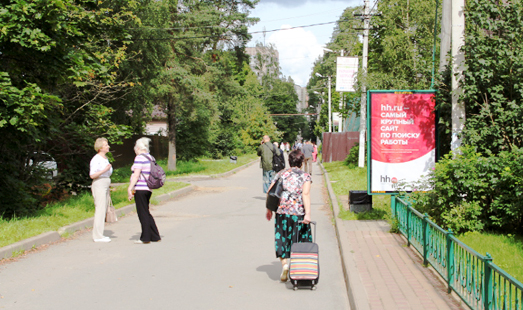 реклама на сити-форматах на ул. Заводская, напротив д.15 (Всеволожский пр., 22), пешеходная зона, сторона А