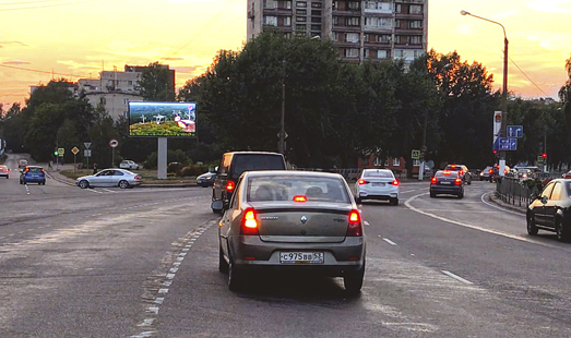 реклама на щите на ул. Батарейная/Ленинградское шоссе, разделительная полоса, въезд в Выборг из СПб