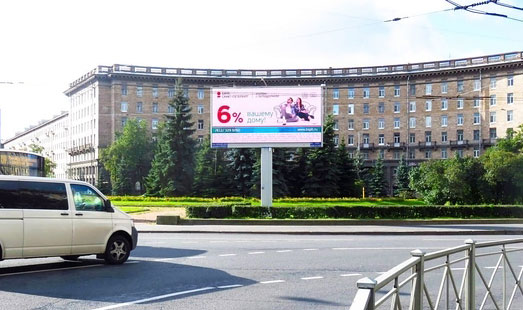 реклама на цифровом билборде на пл. Комсомольская / Стачек пр. 55, напротив (из центра)