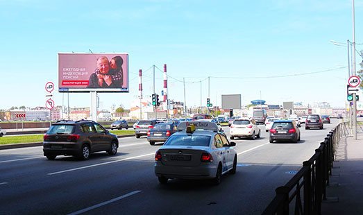 Реклама на цифровом щите на Малоохтинском пр. 80 / А. Невского мост; cторона А2 (от моста)