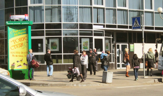 реклама на сити-форматах на ул.Александровская, д. 78, автобусная остановка, Сбербанк, торговый центр, рынок, пешеходный переход, сторона Б