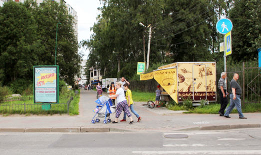 реклама на сити-форматах на ул. Плоткина, 19, пересечение с ул. Заводская, пешеходный переход, напротив ТЦ Белые Ночи, сторона Б