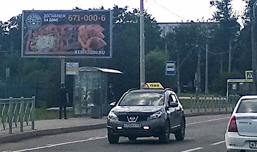 Реклама службы доставки Keb House на щитах в городе Пушкин