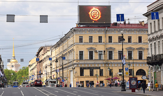 Реклама «ROCK STAR CAFE» на уличном экране в Санкт-Петербурге.