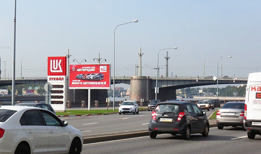 Реклама на щите в Санкт-Петербурге на Выборгской наб. 55 к.1, напротив; cторона Б