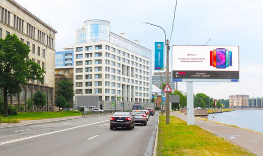реклама на цифровом билборде на Песочной наб.12, напротив; cторона А