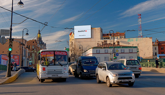 реклама на видеоэкране на пересечении Каменноостровского проспекта, 53 и набережной реки Карповки