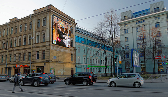 реклама на видеоэкране на пересечении улицы Куйбышева, д. 38 и Петроградской набережной