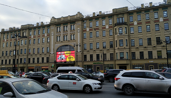 реклама на видеоэкране на пересечении Каменноостровского проспекта, 53 и набережной реки Карповки