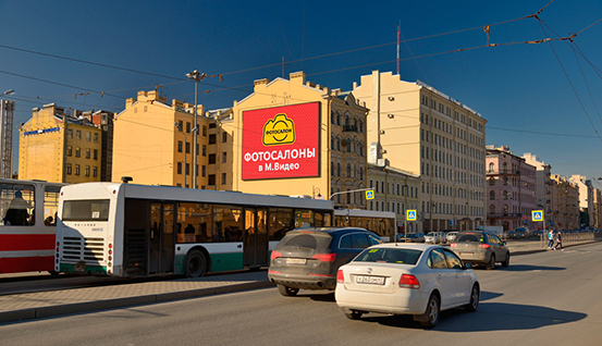 реклама на медиафасаде на Лиговском проспекте, 149 (пересечение с набережной Обводного канала)