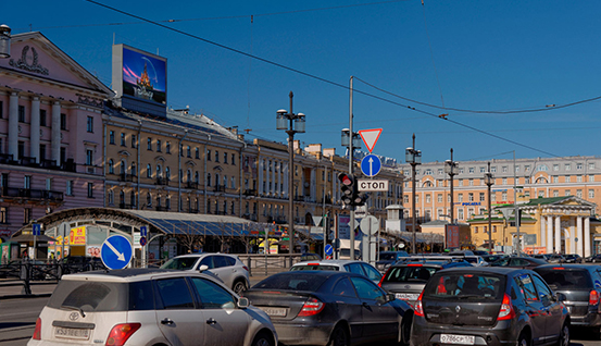 реклама на видеоэкране на Ждановской набережной