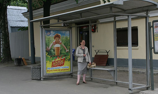Сити-формат на остановке на Новочеркасском проспекте, д. 1; cторона А