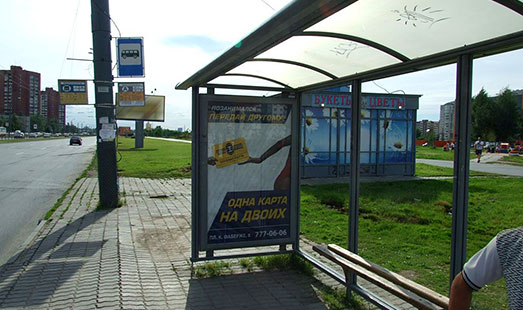 Сити-формат на остановке на проспекте Косыгина, напротив д. 17 (по проспекту Косыгина); Индустриальный проспект (в центр); cторона А
