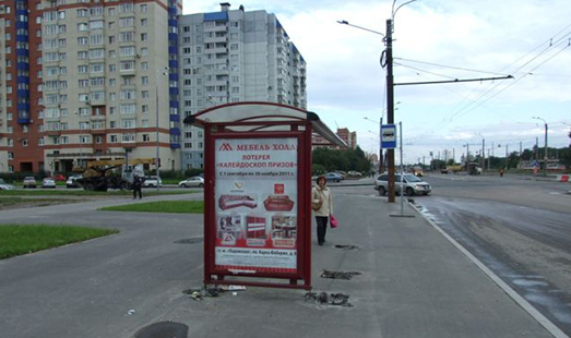 Реклама на остановке на ул. Дыбенко, д.28 - Товарищеский пр.; cторона Б