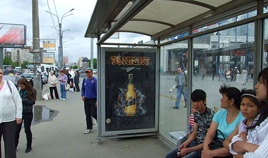 Сити-формат на остановке на улице Дыбенко; ст. метро Улица Дыбенко, поз. 2; cторона А